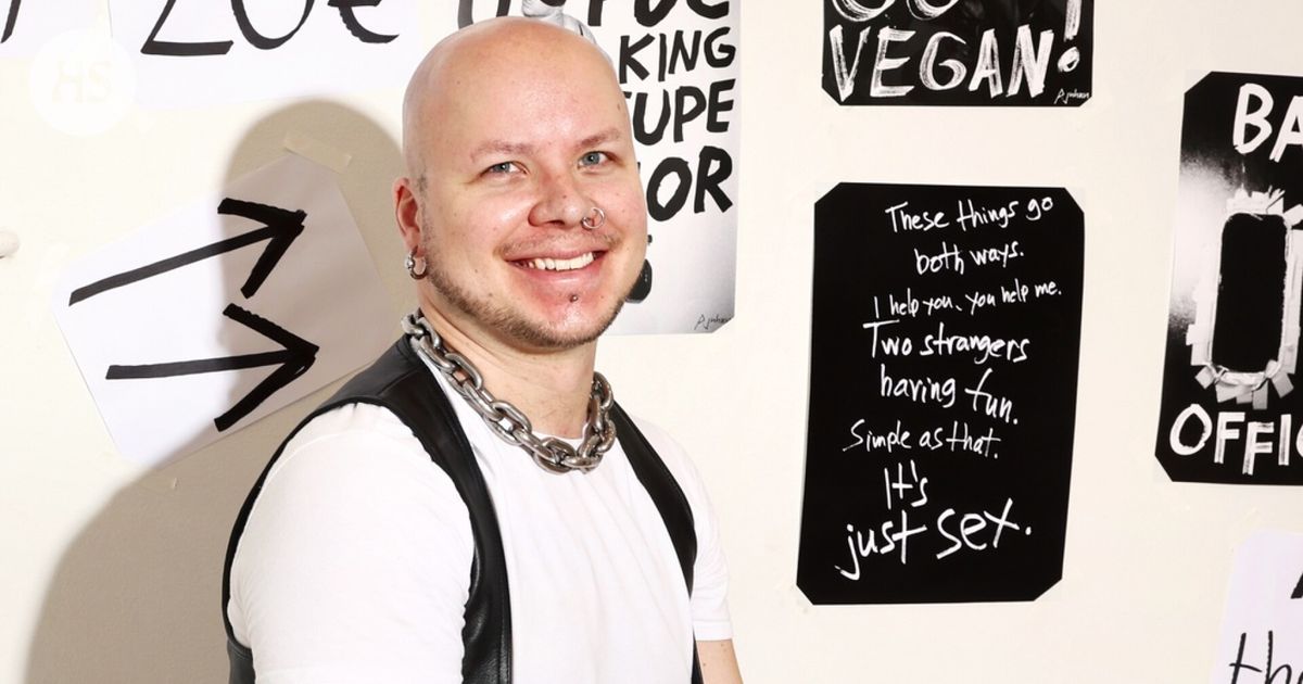 Sastamalan kirjasto poisti fetissitaiteilija Peter Juhanin valokuvia queer-taiteilijoiden näyttelystä marraskuun alussa.