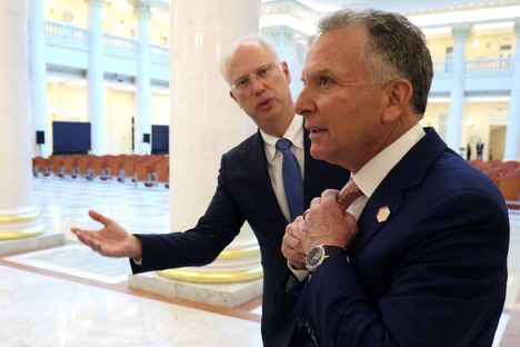 Yhdysvaltain rauhansuunnitelma, joka vuodettiin julkisuuteen viime viikolla, pohjautui Putinin luottomiehen Kirill Dmitrievin (vas.) aivoituksiin. Oikealla Trumpin luotettu Steve Wittkoff.