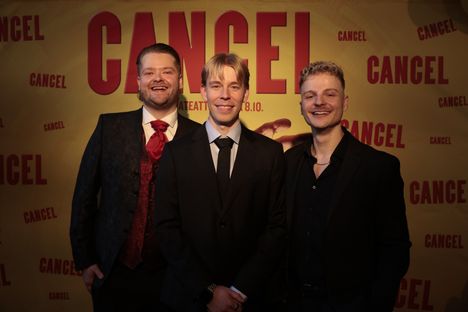 Weckström (oik.) näyttelee Cancel-elokuvassa yhdessä Santeri Hännisen (keskellä) ja Niko Meurosen kanssa.