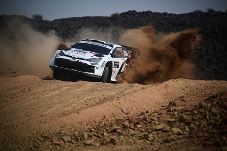 Sami Pajari porhaltaa Toyotallaan Saudi-Arabiassa.