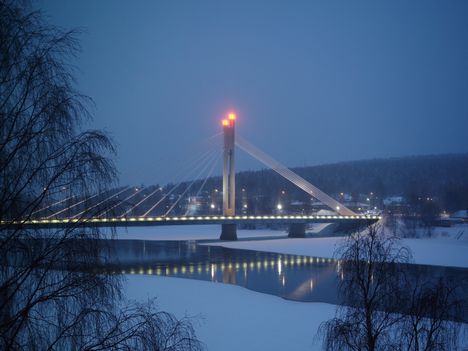 Jätkänkynttilänsilta on yksi Rovaniemen maamerkeistä.