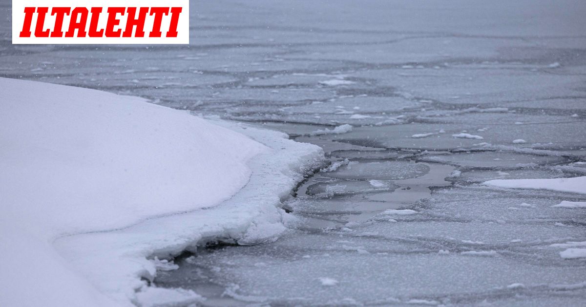 Erikoinen härveli jumittui jäihin – Pelastuslaitos kutsuttiin hätiin