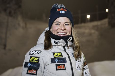 Krista Pärmäkoski oli yhtä hymyä torstaina hiihtomaajoukkueen mediatilaisuudessa.