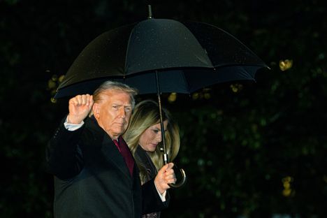 Presidentti Donald Trump ja puoliso Melania Trump lähtivät tiistaina Valkoisesta talosta Floridaan viettämään kiitospäivän lomaa.