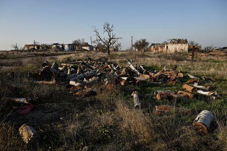 Käytettyjä tykin ammuksia lojui maassa Ukrainan Bilohirkassa Hersonin alueella, jonne Venäjä jatkaa hyökkäyksiään. Kuva on viime lauantailta.