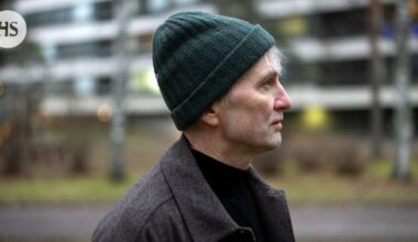 Kirjailija Tomi Kontio on voittanut lasten- ja nuortenkirjallisuuden Finlandia-palkinnon teoksellaan Koira nimeltään Kissa hyvästelee ystävän