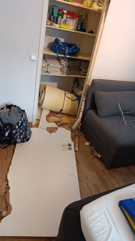 Makuuhuoneen vaatehuoneen väliovi oli rikottu palasiksi.