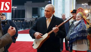 Video: Vladimir Putin soitti komuzia Kirgisiassa – totesi sen olevan epävireessä, muusikko osoitti väitteen vääräksi