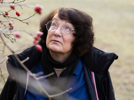 Monika Fagerholm tunnetaan erityisesti nuoruuden ja nuorten naisten taitavana kuvaajana. Finlandia-palkintokin osui teokselle, joka kertoo ihmisestä elämän ja kirjailijuuden alussa.