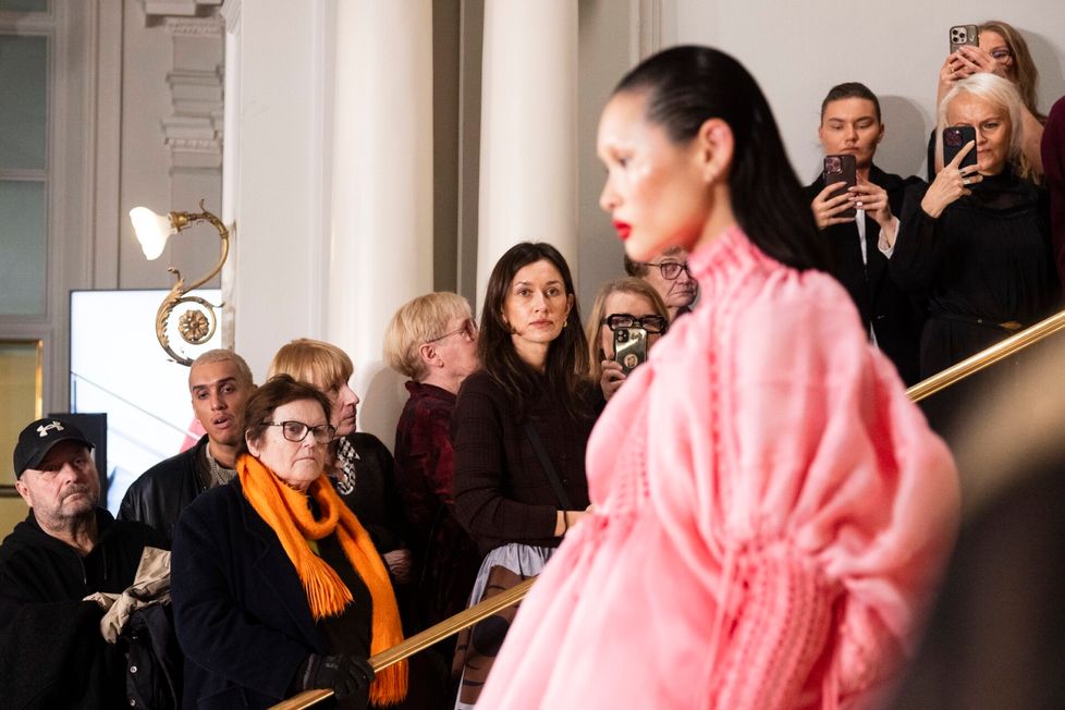 Yleisö seurasi muotinäytöstä Ateneumin portaikossa. Puku Sofia Ilmonen, malli Jeni Lohva.