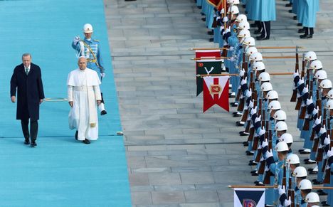 Erdogan ja Leo tarkastivat kunniavartion torstaina.