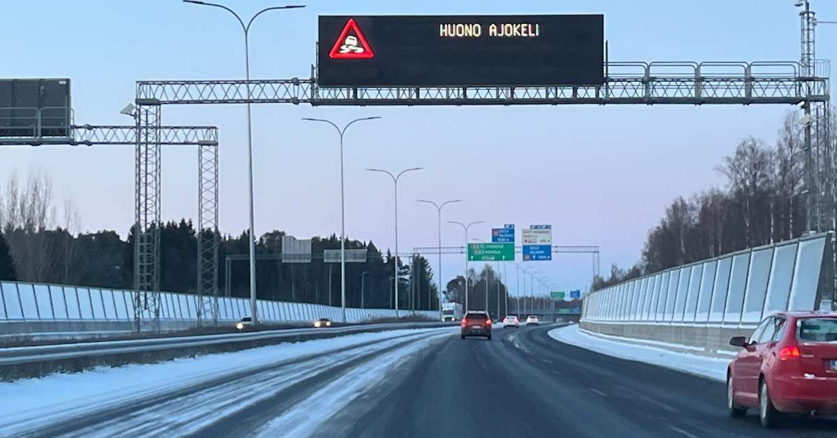 Huono ajokeli vaikeuttaa liikennettä Pohjois-Suomessa - rekat nurin Simossa ja Kuhmossa | Lappi
