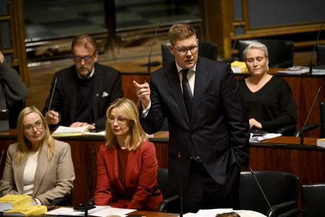 – No, nyt olemme tässä. Olette vieneet Suomen sinne EU:n tarkkailuluokan etupulpettiin. Olette vieneet suoraan Suomen sinne, Sdp:n puheenjohtaja Antti Lindtman syytti hallitusta ja Purraa.