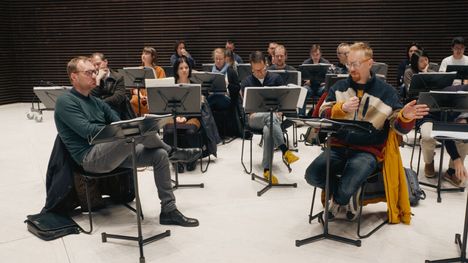 Koesoitossa orkesteri valitsee itse uudet soittajat. Jukka Harju (oik.) pettyy lopputulokseen.
