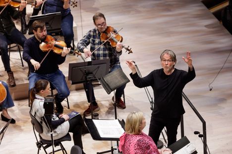 Esa-Pekka Salosen odottelu saa intendentti Tuula Sarotien polvet tutisemaan. – Joku siinä E-P:ssä on, että aina on vähän semmoista jännää kun hän tulee.