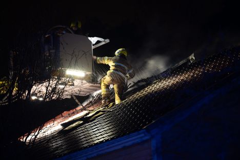 Pelastajat raivasivat omakotitalon kattorakenteita iltaseitsemän jälkeen.