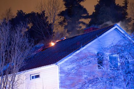 Liekit löivät läpi talon katossa olevasta reiästä.
