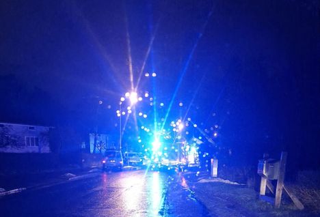 Lukijan kuvassa näkee, että palopaikalla oli paloautojen lisäksi myös poliisin yksiköitä.