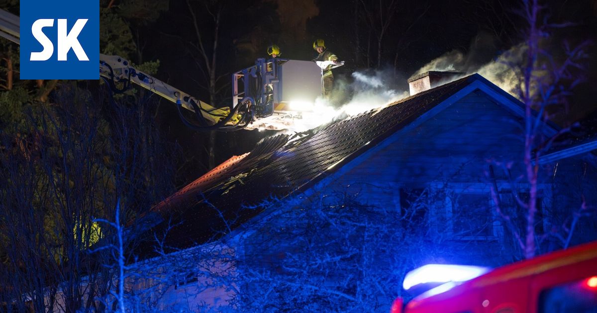 Omakotitalo kärsi tuntuvia vahinkoja Raumalla riehuneessa tulipalossa – liekit löivät katon läpi