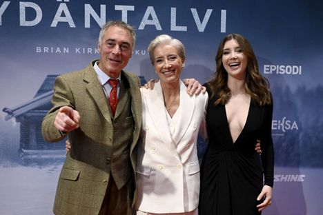 Näyttelijä Emma Thompson, Greg Wise ja tytär Gaia Wise poseerasivat yhdessä punaisella matolla.