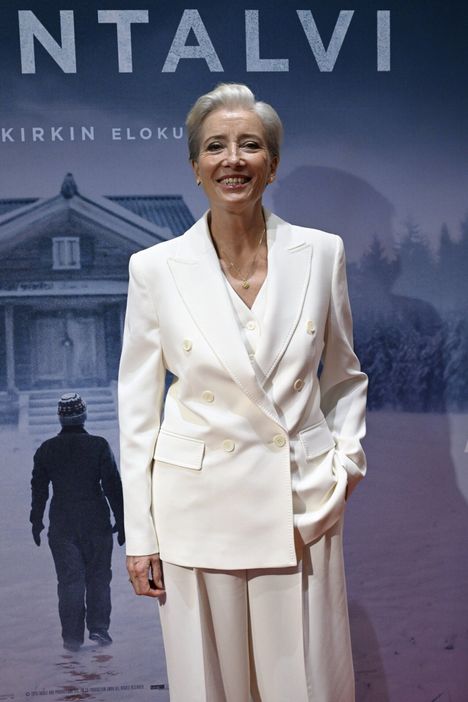 Thompson edusti tyylikkäässä housupuvussa.