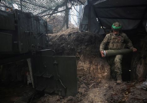 Ukrainan 38. merijalkaväen prikaatin sotilas työskenteli viime viikolla Pokrovskin lähellä.