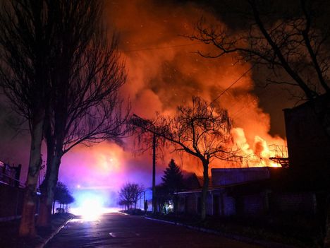 Venäjän iskujen sytyttämät tulipalot värjäsivät taivaan Zaporizzjan kaupungissa tiistaina. Myös Zaporizzjan kaupungi joutuisi alistumaan Venäjän valtaan Putinin ”rauhanehdon” toteutuessa.