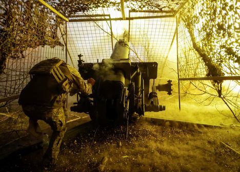 Ukrainan 115. prikaatin sotilas ampui D-30-haupitsilla Venäjän joukkoja Pokrovskin lähellä lokakuun alussa.