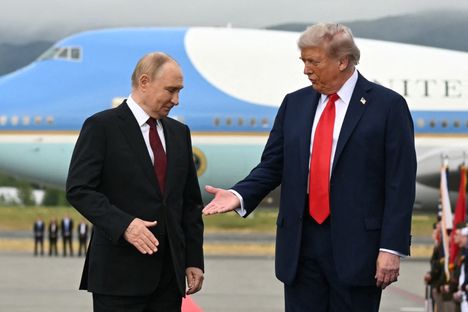 Vladimir Putin ripustaa omat rauhansuunnitelmansa Donald Trumpin kanssa Alaskassa käymiinsä keskusteluihin.