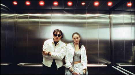 Kaksi suomalaisen musiikin uutta supertähteä, Averagekidluke ja Mirella, löivät hynttyyt yhteen.