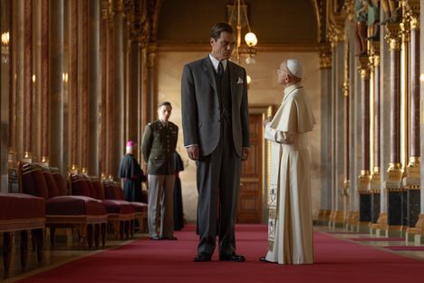 Nuremberg kuvaa sodan jälkeistä poikkeusaikaa luontevasti. Rikostuomioistuimen syyttäjä Robert Jackson (Michael Shannon) konsultoi elokuvassa paavia.