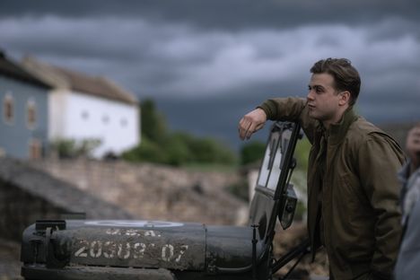 Leo Woodall näyttelee kääntäjä Howie Triestiä, joka pestataan psykiatri Douglas Kelleyn avuksi.