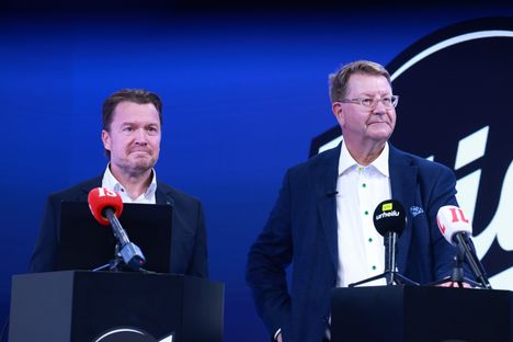 Liigan toimitusjohtaja Mikko Pulkkinen (vas.) ja hallituksen puheenjohtaja Jyrki Seppä (oik.) kertoivat päätöksistä myöhään torstai-iltana.
