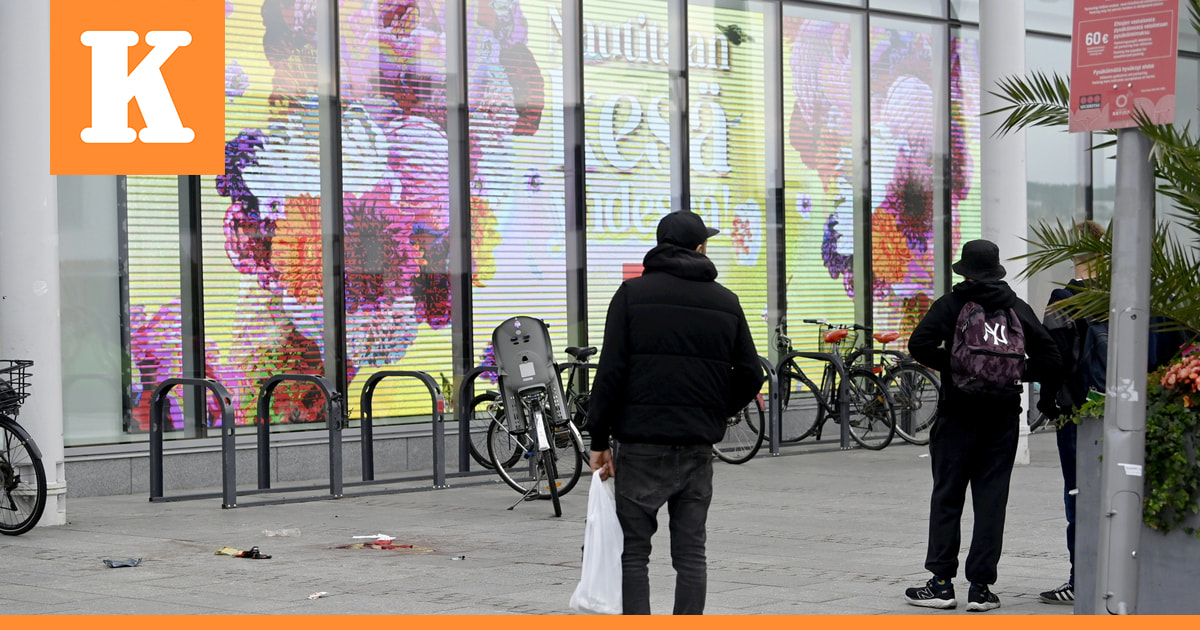 Syyttäjä: Tampereen Ratinan puukottaja halusi vahingoittaa useita ihmisiä, puolustus myöntää joukkomurhafantasiat