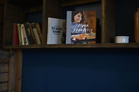 Rehtorin hyllylle on aseteltu Olga Temosen keittokirja.