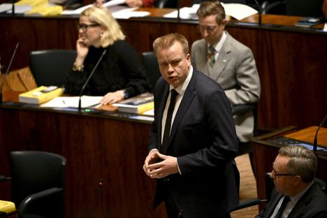 – Arvoisa valtiovarainministeri, teitä monesta on syytetty, mutta se täytyy kyllä sanoa, että ei teitä liiasta nöyryydestä voi syyttää, keskustan puheenjohtaja Antti Kaikkonen sanoi.