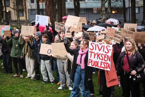 Pyynikin koulutalon vastapäätä sijaitseva Marianpuisto täyttyi huolestuneista nuorista.