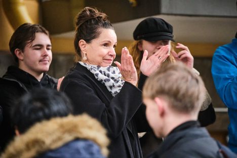 Rellun rehtori Jaana Nieminen oli ylpeä oppilaidensa järjestämästä mielenilmaisusta. Tilaisuuden päätyttyä hän palasi sisään koulutiloihin ja pysähtyi hetkeksi osoittamaan kiitollisuuttaan ulosmarssijoille.