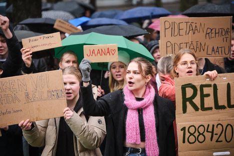 Ulosmarssi oli paljolti mielenilmaus oman rehtorin puolesta.