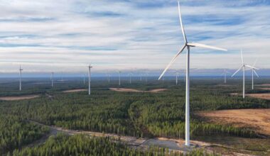 Hallitus puolitti tuulivoimaloiden minimietäisyyden suunnitellusta – Ministeri: Mielestäni tasapainoinen ratkaisu | Uutisia lyhyesti
