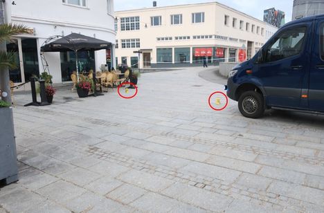 Poliisi on merkinnyt katuun kohdat, joissa puukottaja hyökkäsi uhriensa kimppuun.