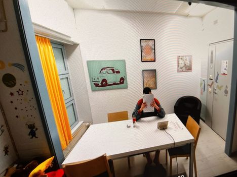 Mies peitteli oikeudessa kasvojaan papereilla.