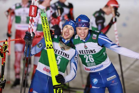 Kolmanneksi parhaana suomalaisena 35:nneksi sijoittunut Herman Happonen onnitteli Herolaa maalissa.