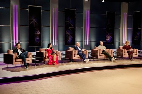 Elias Aalto, Jenni Kynnös, Kim Väisänen, Roni Bäck ja Inka Mero Leijonan luola -ohjelman kuvauksissa vuonna 2024.