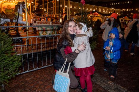 Äiti Rauha Buchwald jätti tällä kertaa karusellin väliin. Viisivuotias Lilja Buchwald-Leikas olisi viipynyt karusellissa pitempäänkin.