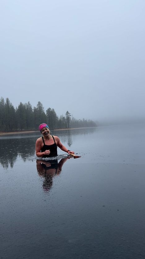 Jääuimari Elina Mäkinen osallistuu Suplan podcastin äänityksiin etäyhteydellä avannosta.