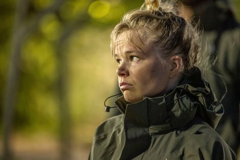 Elina Mäkinen puhkesi itkuun, kun hänet passitettiin kotimatkalle Erikoisjoukoista.