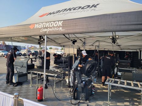 Rengasasiat ovat puhuttaneet viljalti Saudi-Arabian MM-rallissa. Kuvassa rengasvalmistaja Hankookin toimipiste rallin huoltoalueelta.