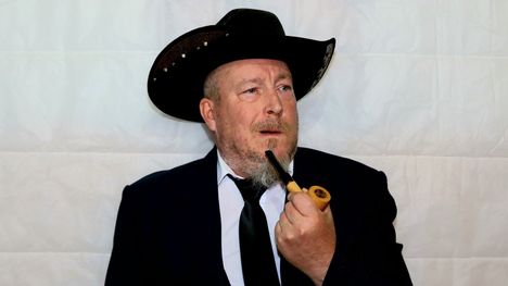 Mainoksissa esiintynyt ja muun muassa kesäteatterissa näytellyt Marko Lappeteläinen kertoo osaavansa improvisoida pukin roolissa.