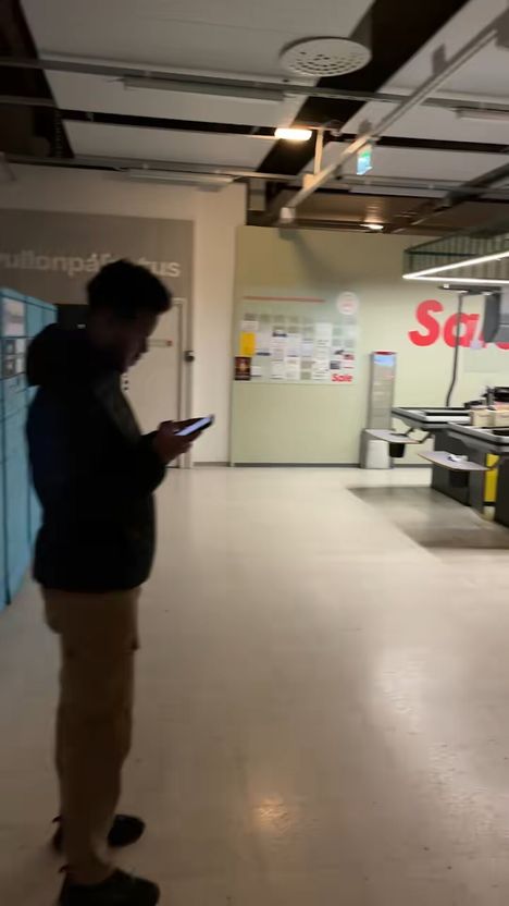 Saleen sisälle jääneiden onneksi sähkökatko kesti lopulta vain kymmenisen minuuttia.